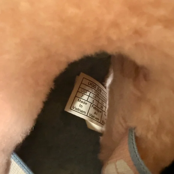 UGG Fluff Yeah Slide Pride Stripes Fur Slippers Women’s Size 7 Comfy Rubber Sole - Picture 5 of 10